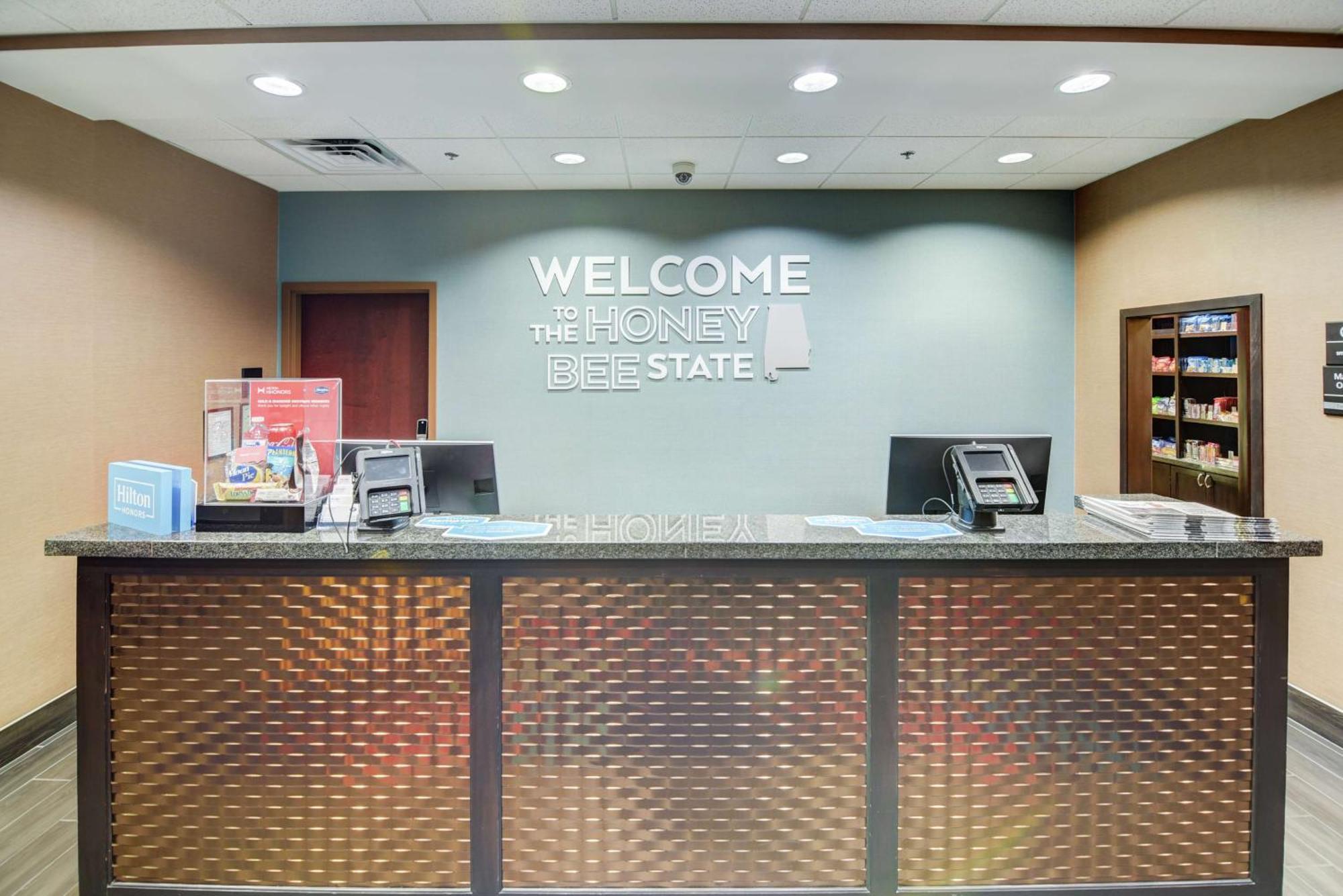 Hampton Inn Фолеи Екстериор снимка